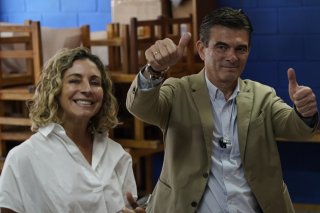 Rodrigo Paz, à droit de son épouse Maria Elena Urquidi a obtenu le meilleur score du premier tour de l'élection présidentielle bolivienne, selon deux instituts de sondage. KEYSTONE/AP/Freddy Barragan